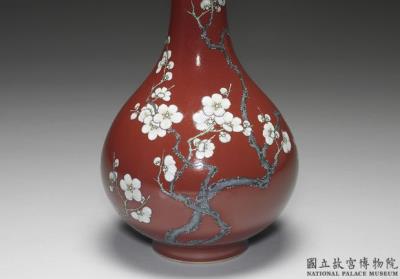 图片[3]-Gall-bladder vase in yang-ts’ai enamels with plum flower décor on sacrificial red glaze ground 1742 (Ch’ien-lung reign)-China Archive